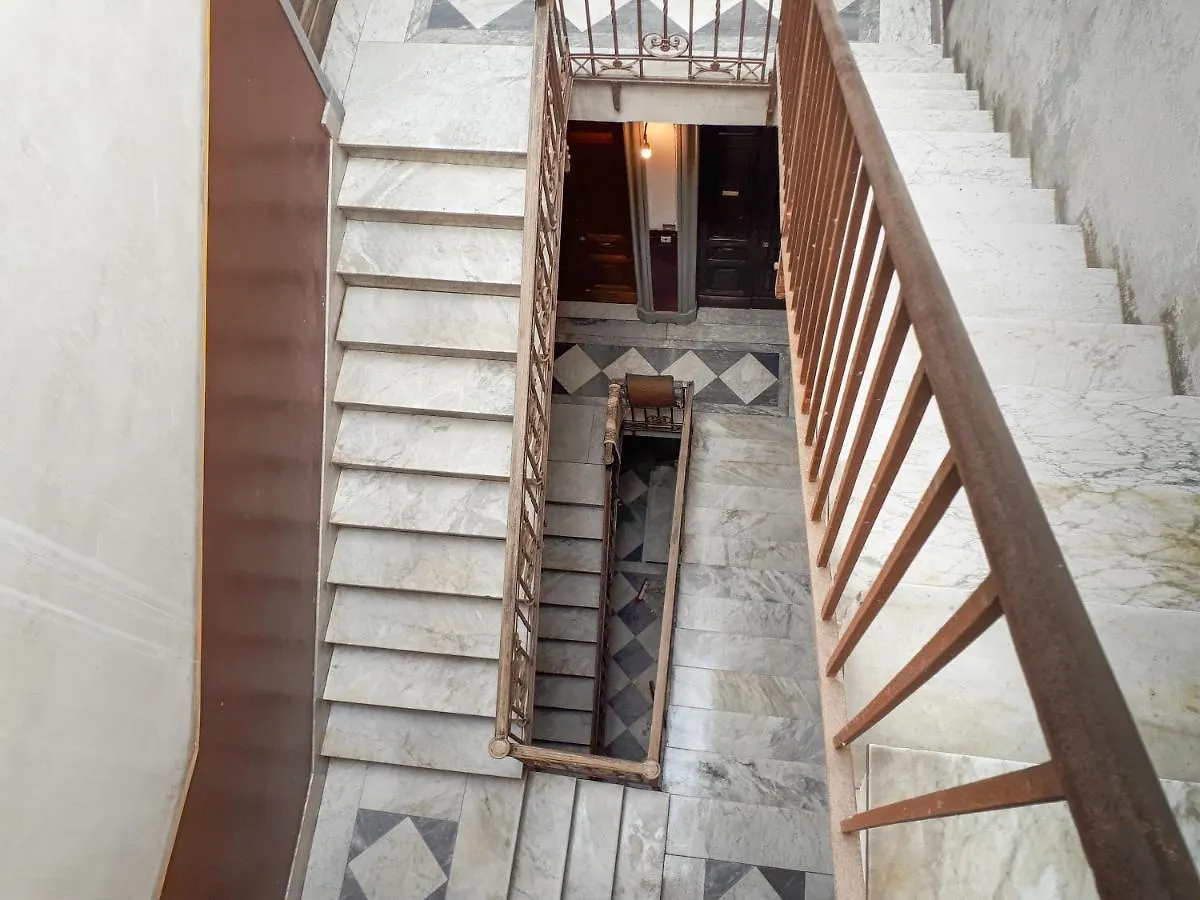 Dietro il castello Aeroporto di Catania Fontana Rossa